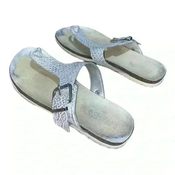 Women’s Kenneth Cole Reaction Silver Snakeskin Thong Sandal - Picture 3 of 4
